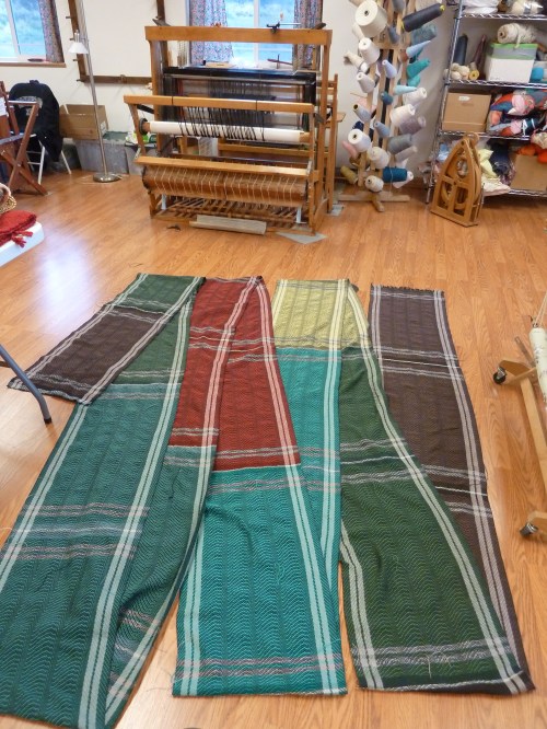 with my trusty 40" Macomber loom in the background